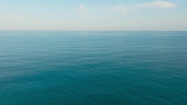 Akıntılar denizin dalgalarını hareket ettirir.