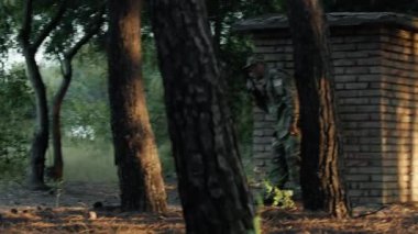 Ormandaki Gizli Askeri Telsizciyle Konuşma.