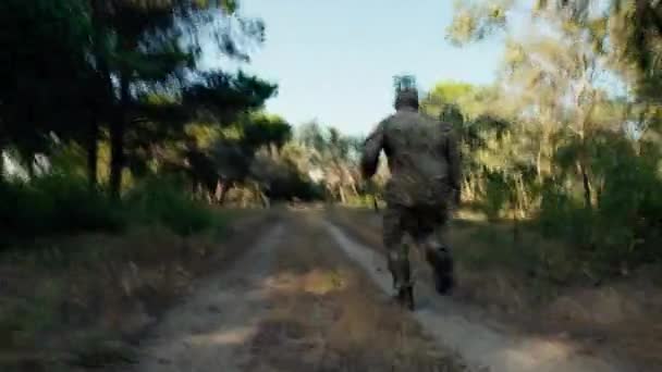 Militares Huyen Perseguidores Bosque — Vídeos de Stock