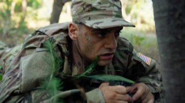 Askerler ormanda saklanıyor..