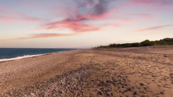 Leerer Strand Meer Der Sommersaison Mit Ruhigen Wellen — Stockvideo