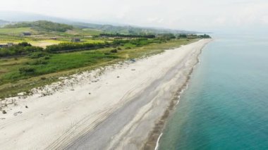 Calabria, İtalya 'da çayır ve kumlu plaj.