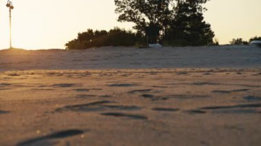 Günbatımında tatil için Calabria bölgesindeki kumsal.