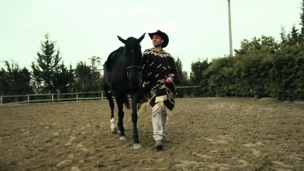 Cavalo Homem Para Cavalo Rancho Com Vestidos Cowboy — Vídeo de Stock