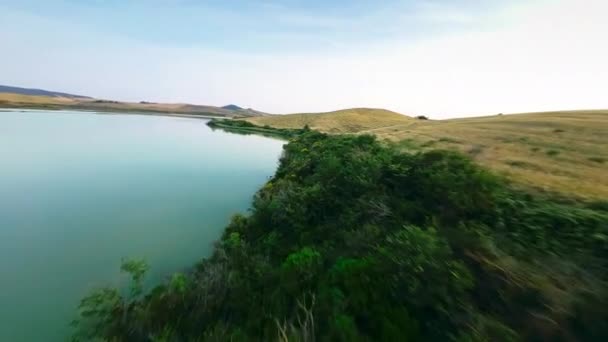 Чистое Озеро Нетронутой Природе — стоковое видео