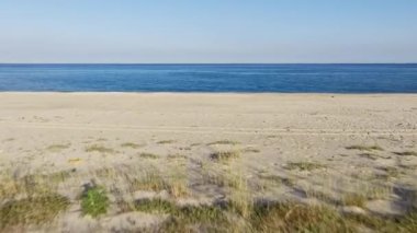 Yaz mevsiminde temiz su ve sahil