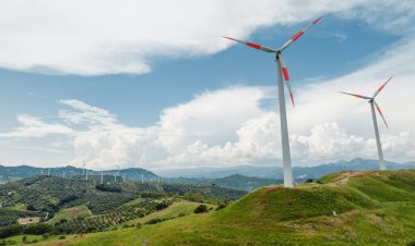 Dağlarda rüzgar türbini elektrik jeneratörü.