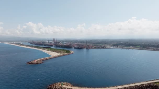 Puerto Comercial Nacional Con Buques Grúas — Vídeos de Stock
