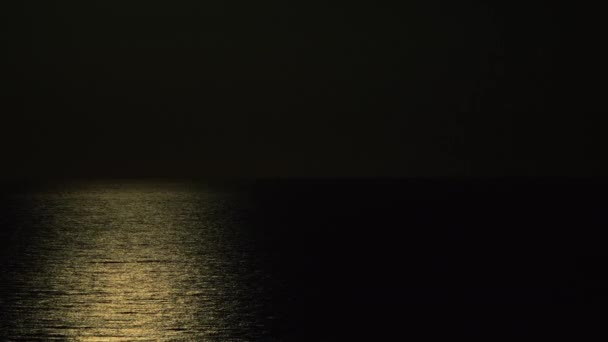 Romantisk Månens Ljus Reflektion Havet — Stockvideo