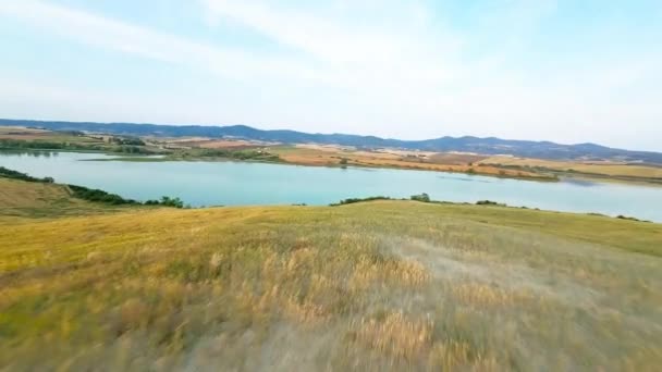 Doğal Gölün Yanındaki Verimli Tarım Arazileri — Stok video