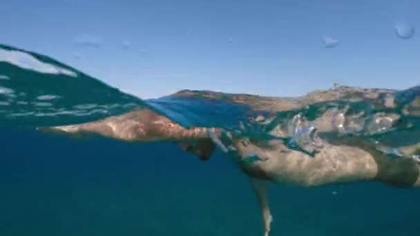 海で泳ぐキャップを持つ男 — ストック動画