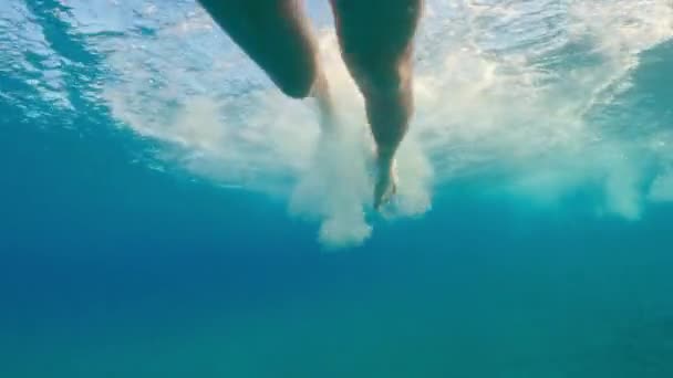 Uomo Con Una Cuffia Nuota Nel Mare — Video Stock