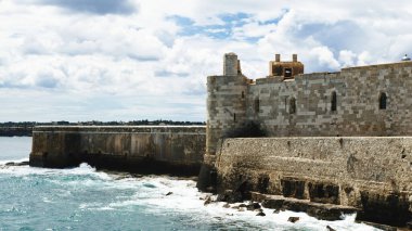 Siracusa Kalesi Tehlike Şehri Kale ve Manzaralı Akdeniz manzarası