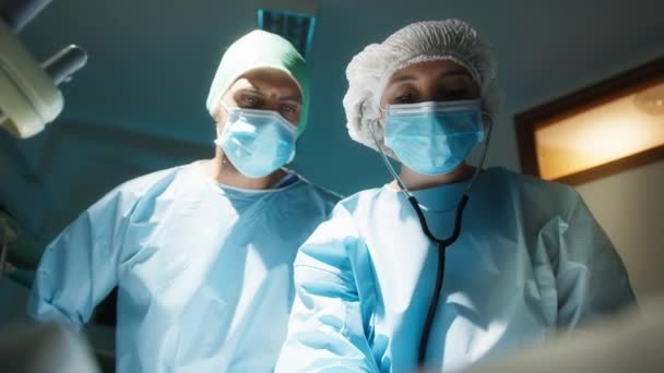 Медичний Персонал Під Час Операції — стокове відео