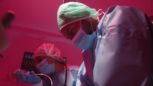 Ιατρικό Προσωπικό Κατά Διάρκεια Χειρουργικής Επέμβασης — Αρχείο Βίντεο