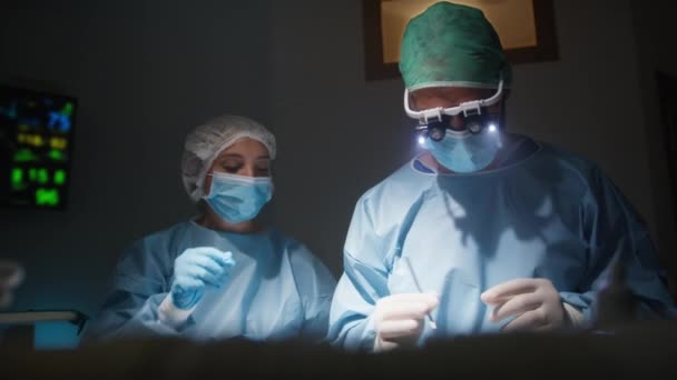 Medisch Personeel Tijdens Een Operatie — Stockvideo