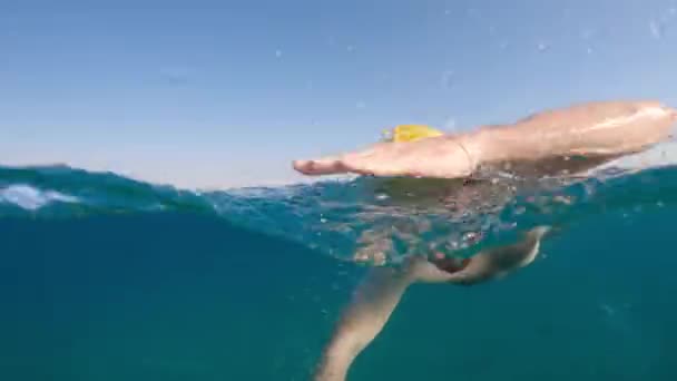 Чоловік Шапочкою Плавання Морі — стокове відео