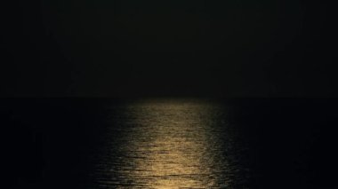 Geceleri kıyı ve deniz manzarası