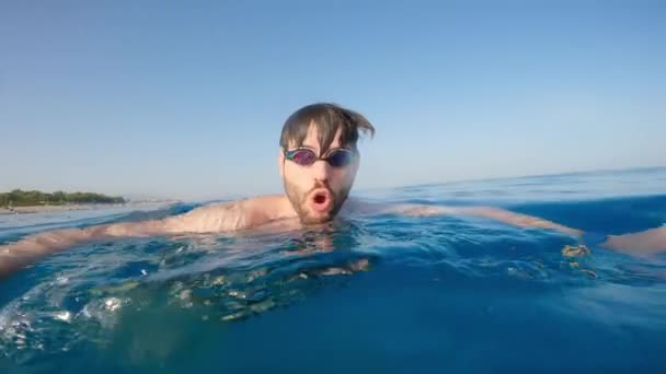 Junge Schwimmt Bei Sonnenuntergang Offenen Meer — Stockvideo