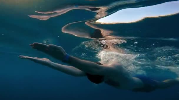 Chlapec Plavání Otevřeném Oceánu Při Západu Slunce — Stock video