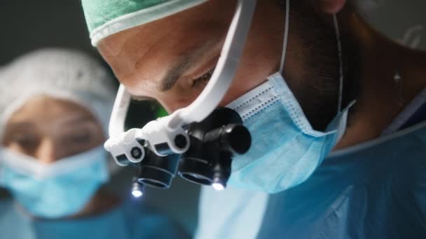 Medizinisches Personal Während Einer Operation — Stockvideo