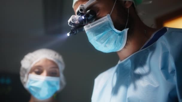 Medisch Personeel Tijdens Een Operatie — Stockvideo