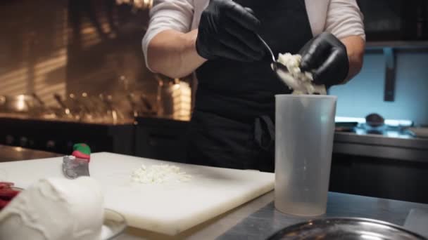 Σεφ Στην Κουζίνα Ετοιμάζει Γκουρμέ Πιάτα — Αρχείο Βίντεο