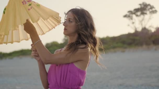 Dívka Pláži Letní Sezóně Při Západu Slunce — Stock video