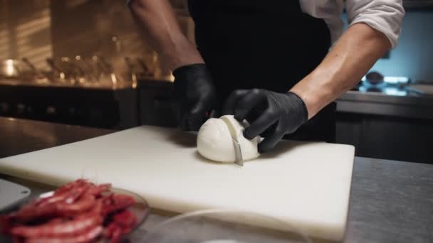 Σεφ Στην Κουζίνα Ετοιμάζει Γκουρμέ Πιάτα — Αρχείο Βίντεο