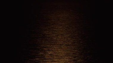 Geceleri kıyı ve deniz manzarası