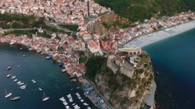 Scilla, Calabrian bölgesinde bir turizm beldesi.