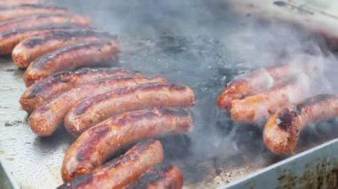Calabria ziyafetinde kızarmış sosis..