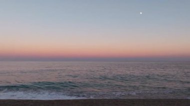 Güneş battıktan sonra okyanus suyu yaz günü gökyüzünde