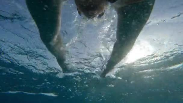 オープンな海水で泳ぐ男のPov — ストック動画