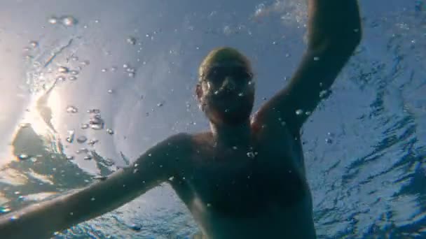 Człowiek Pływanie Freestyle Wodzie Morskiej — Wideo stockowe