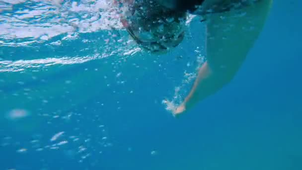 Pov Eines Mannes Der Offenen Ozeanwasser Schwimmt — Stockvideo