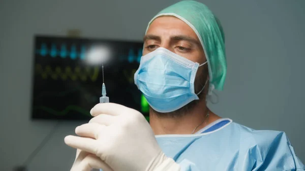 Анестезиолог Загружает Шприц Начать Операцию Лицензионные Стоковые Фото