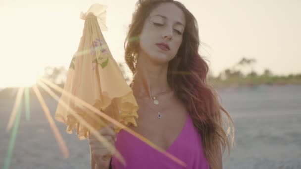 Дівчина Пляжі Літній Сезон Заході Сонця — стокове відео