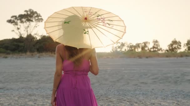 Dívka Pláži Letní Sezóně Při Západu Slunce — Stock video