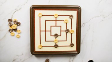  Dokuz Adam Morris Masa Oyunu Yarışması 'nda iki kişi oynuyor