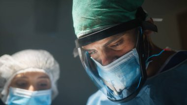 Doktor, araştırmanın öneminin bir sembolü olarak çalışırken....