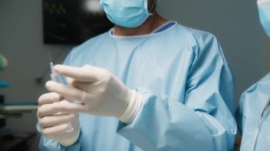 Ameliyat sırasında tıbbi personel.