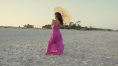 Yaz mevsiminde Sunset 'te sahilde bir kız.