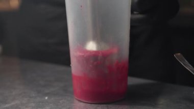 Pasta şefi restoranın mutfağında yemek pişiriyor..