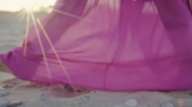 Plajdaki Bir Kızın Ayakları.