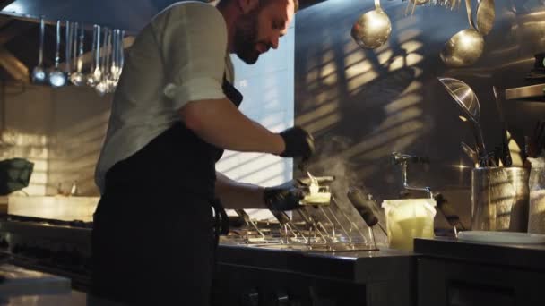 Şef Bir Restoranın Mutfağında Sıcak Tavada Balık Pişiriyor — Stok video