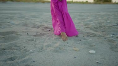 Yaz mevsiminde Sunset 'te sahilde bir kız.