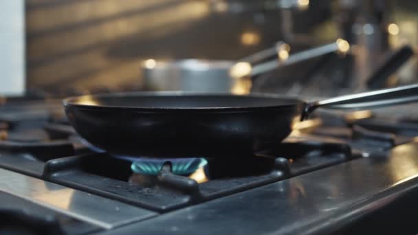 Şef Bir Restoranın Mutfağında Sıcak Tavada Balık Pişiriyor — Stok video