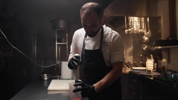 Konditoriakokki Ruoanlaitto Ravintolan Keittiössä — kuvapankkivideo