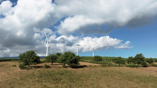 Dağlardaki Rüzgar Santrali Teknolojisi Hava Manzarası — Stok video